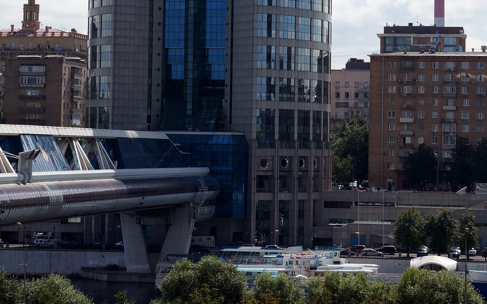 Мост «Багратион» у «Башни 2000» в Москва-Сити – фото Михаила Маркова