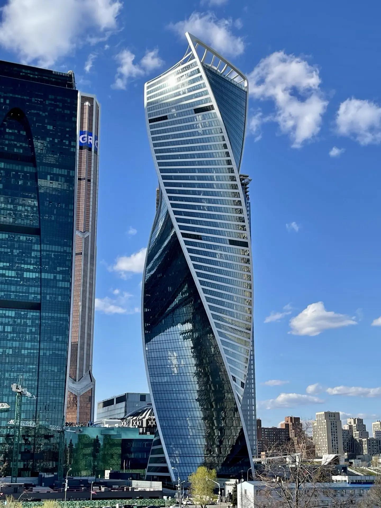 Дневной вид башни «Эволюция» в Москва-Сити