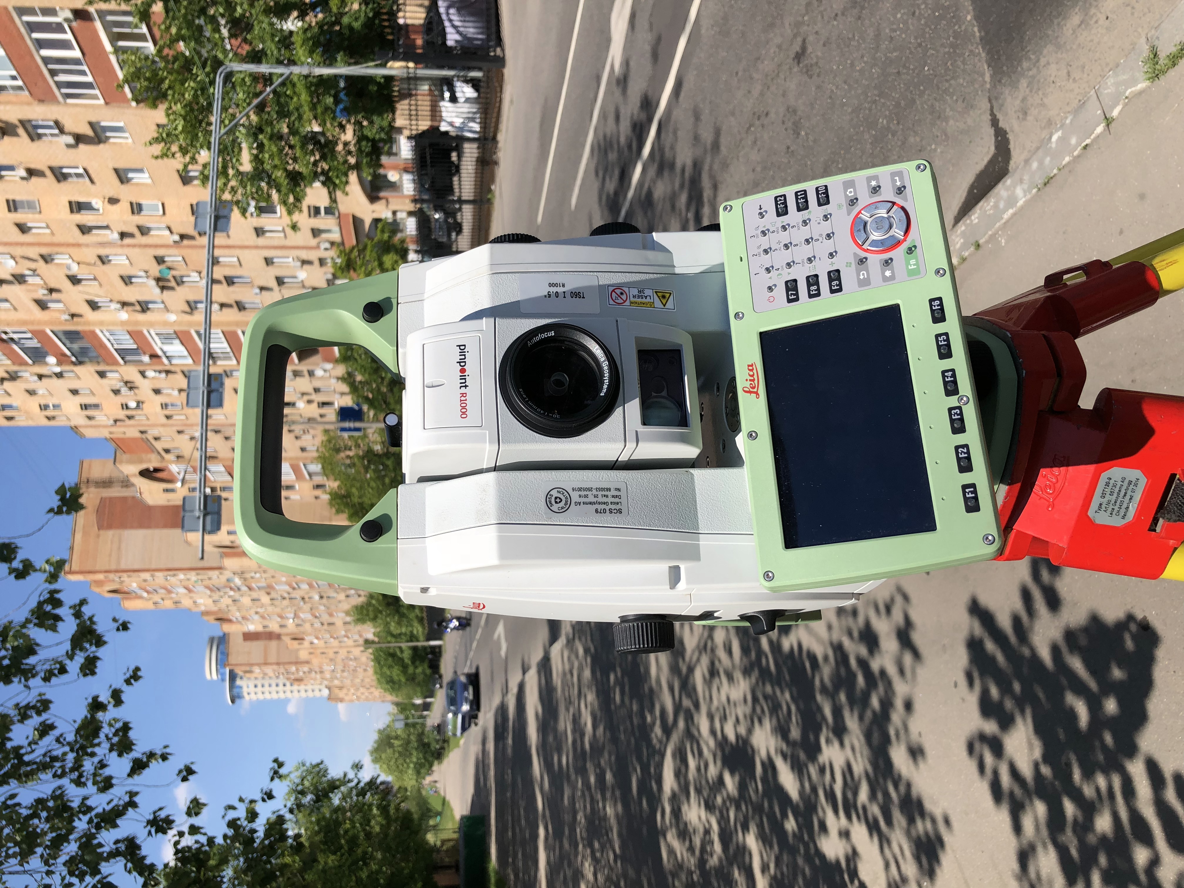 Тахеометр Leica на городской улице, геодезические работы ЮСТАС на южном участке ТПК