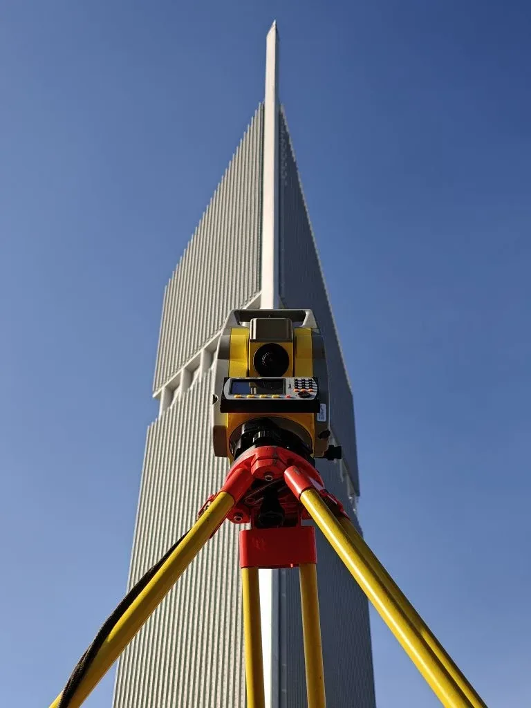 Тахеометр GeoMax Zoom50 у высотного здания