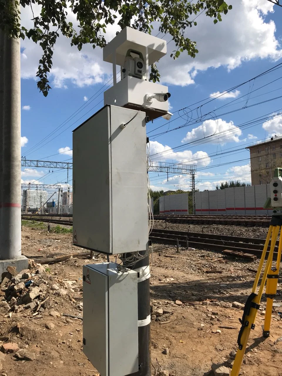 Стационарная измерительная установка у железнодорожных путей
