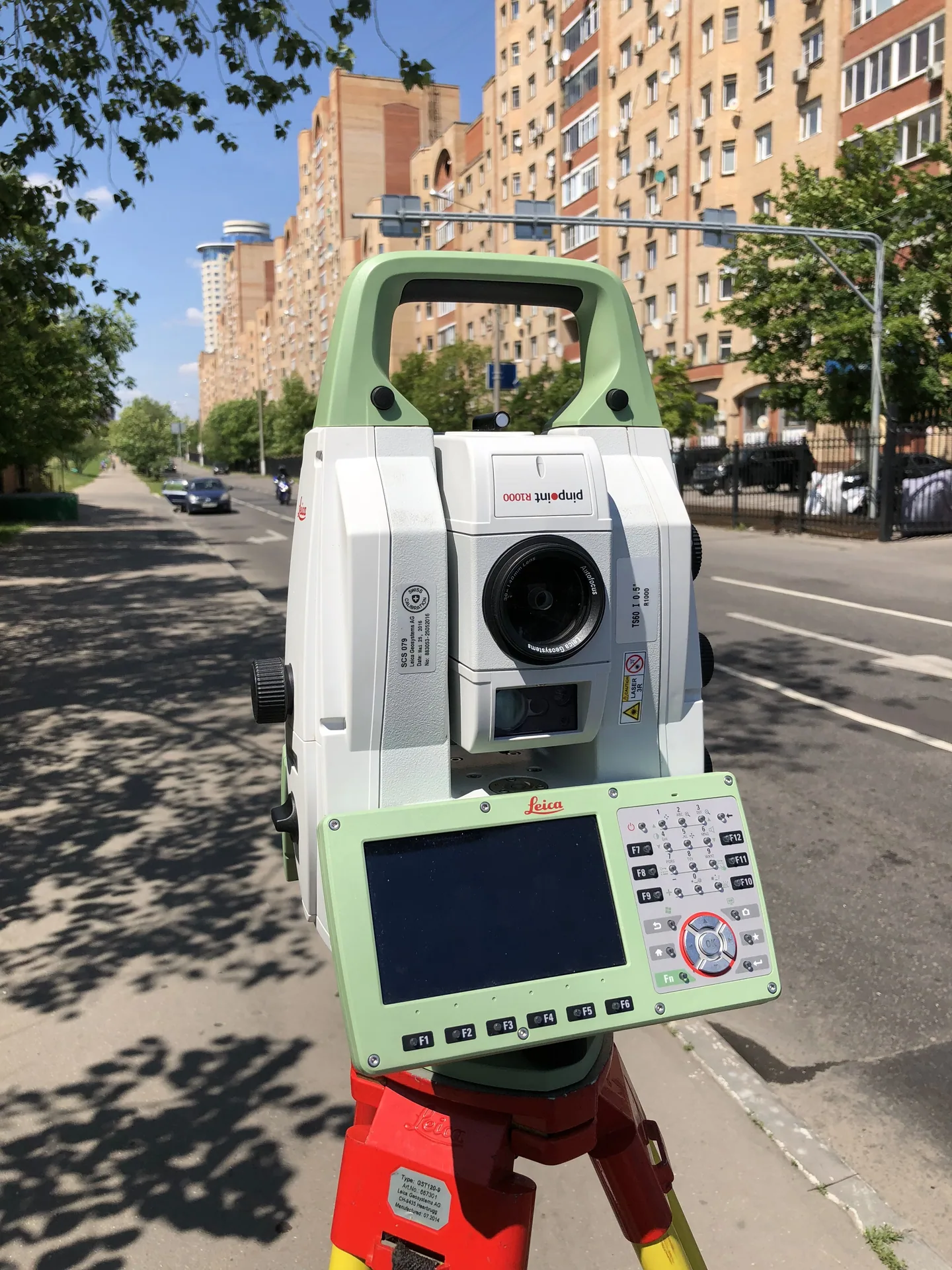 Тахеометр Leica на городской улице, геодезические работы ЮСТАС на южном участке ТПК