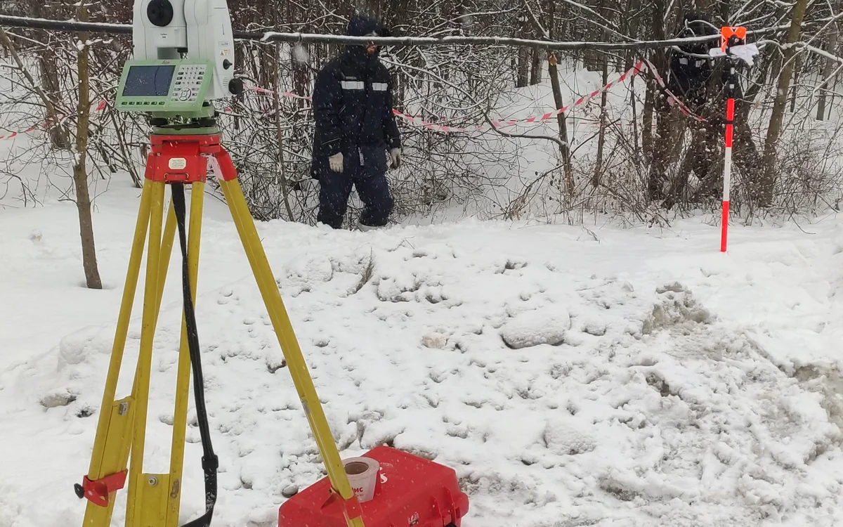 Тахеометр на съёмке в лесу, Заречье