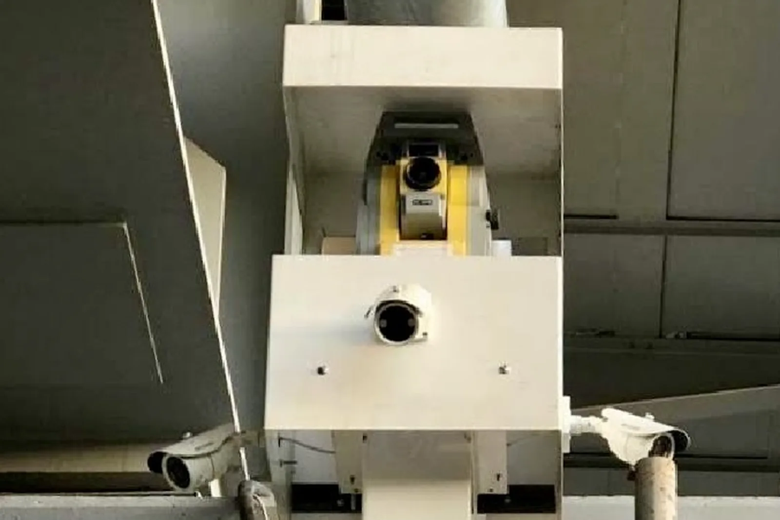 Роботизированный тахеометр в защитном коробе на постоянном креплении под перекрытием